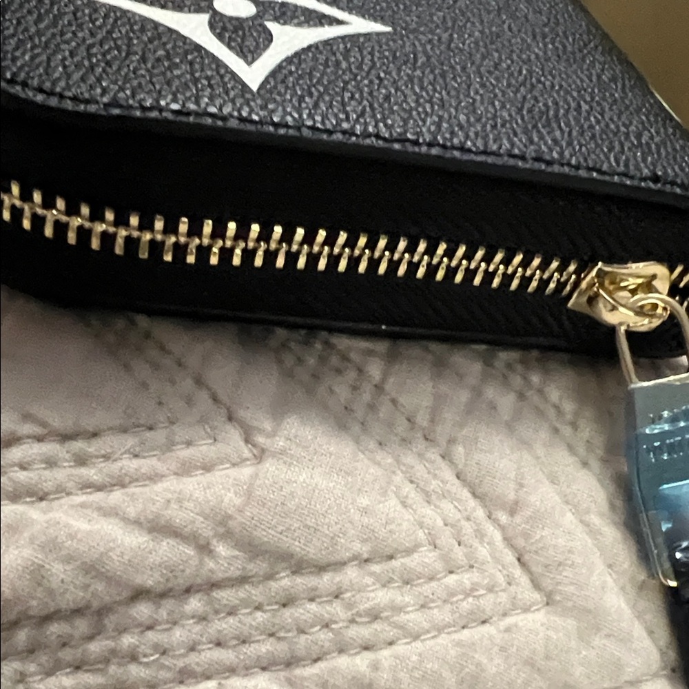 NIB Louis Vuitton Zippy Black Wallet with White Monogram Accents - Picture 8 of 16